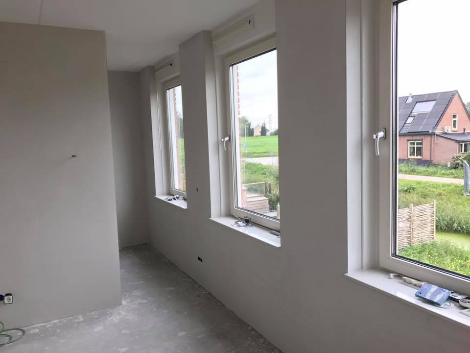 Strak stukje pleisterwerk geleverd in een nieuwbouw woning te Zevenhuizen